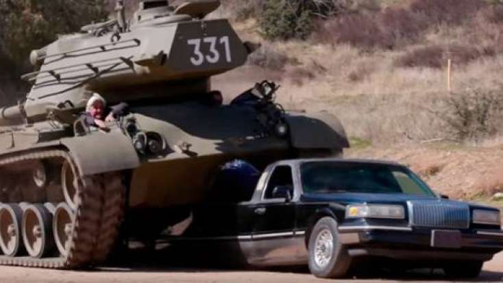 Kaliforniyanın sabiq qubernatoru öz tankı ilə 9 metrlik "Limuzin"i əzdi