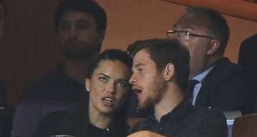 Adriana Lima və Metin Hara birlikdə futbol oyunu