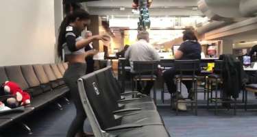 Qadın aeroportda rəqs edərək hər kəsi heyran qoydu 