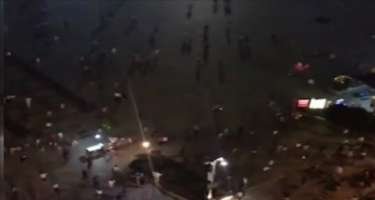 Avtomobilini insanların üstünə sürdü -