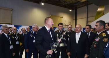 İlham Əliyev sərgidə silahlarla tanış oldu - 