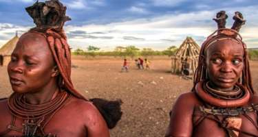 ​Qırmızı qadınları ilə məşhur Himba qəbiləsinin qeyri-adi doğum ənənəsi