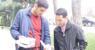 Bakıda aksiya: Gənclər əllərində kitab küçələrdə...