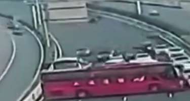 Avtobus sürücüsü bu hərəkəti ilə sərnişinləri riskə atdı -