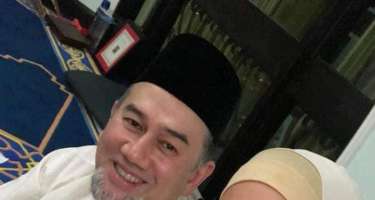 Malayziya kralının rusiyalı model ilə dəbdəbəli toyundan görüntülər -