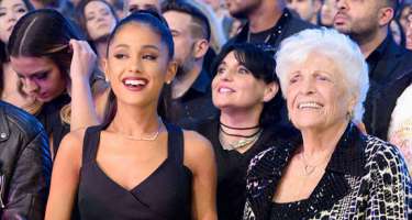 Ariana Qrande 93 yaşlı nənəsi ilə tatu vurdurdu -