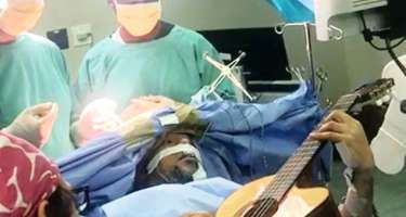 Musiqiçi açıq beyin əməliyyatı zamanı 