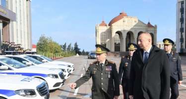 Prezident yeni polis maşınlarına baxdı 