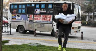 İtlərin ölümünə diqqət çəkmək üçün kənfənləyərək 