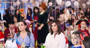 Mehriban Əliyeva qızları ilə bayram şənliyində 