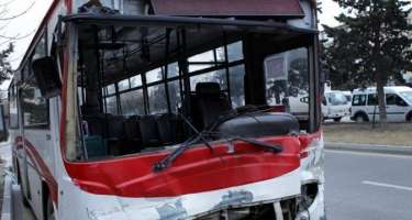 Bakıda sərnişin avtobusu qəzaya uğrayıb