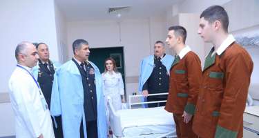 Müdafiə naziri hərbi hospitalda 