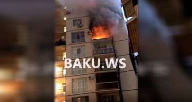 Bakıda çoxmərtəbəli binadakı yanğından görüntü 