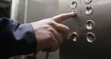 Bakıda 6 nəfər liftdə qalıb