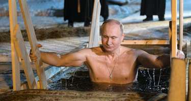 Vladimir Putin xaç suyuna girib