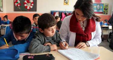 Müəllim şagirdinin ailəsi üçün ev tikdirdi