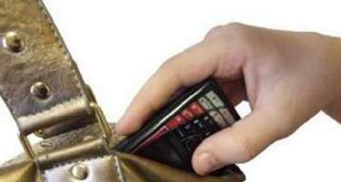 Avtobusda qadının telefonu oğurlanıb
