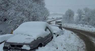 Qobustanda yollar buz bağladı