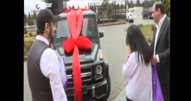 Canlı efirdə müğənniyə elə bir hədiyyə gəldi ki...