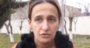İki uşağını küçəyə atan qadın danışdı: "Nə edim..."