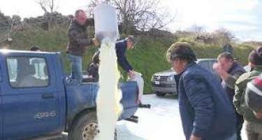 İtaliyalı fermerlər südü yollara tökürlər ETİRAZ AKSİYASI -
