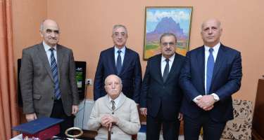 ​SOCAR rəhbərliyi qocaman neftçini 90 illik yubileyi münasibəti ilə təbrik etdi