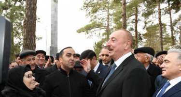 Prezident sakinlərlə birgə “Azərbaycanım” mahnısını ifa edib