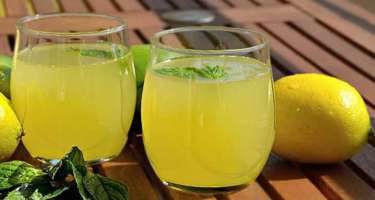 Hər gün bir stəkan limonlu su için - 