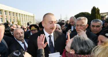 Prezident Ağsu sakinlərinin problemlərini dinləyib