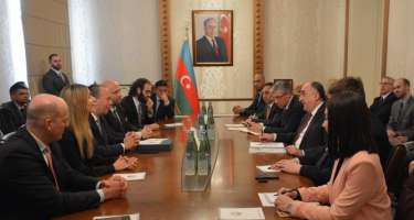 XİN rəhbəri ABŞ nümayəndə heyəti ilə görüşüb