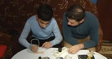 BAKI: 9-cu sinif şagirdi adi əşyaları elektrik avadanlığına çevirir
