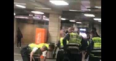 Metroya biletsiz girən miqrantı vəhşicəsinə döyüblər