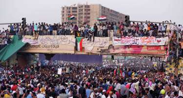 Sudan Ordusunun Baş qərargah binası önündə kütləvi etiraz 