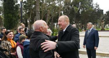 Prezident və birinci xanım Bakıda parkda vətəndaşlarla görüşdü - 