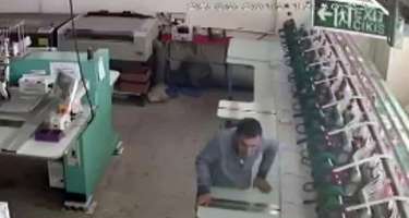 Zəlzələ anı etdiyi bu hərəkətə görə işçiyə mükafat verilib - 