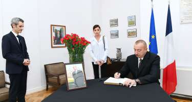 İlham Əliyev Fransanın ölkəmizdəki səfirliyində olub, sabiq Prezident Jak Şirakın vəfatı ilə əlaqədar başsağlığı verib -