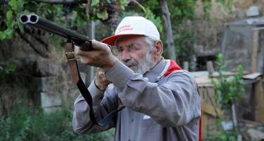 72 yaşlı təqaüdçü həyətinə girən oğrunu öldürüb, yenidən yatdı