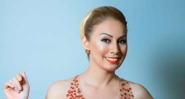 Roza Zərgərli dərin sinə dekoltəli geyimdə efirə çıxdı — 