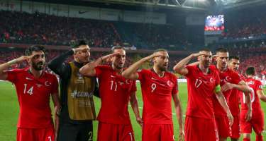 Türkiyə futbolçuları Mehmetçikə salam göndərdi - 