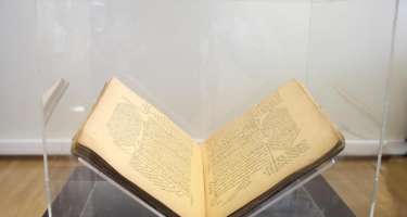 Azərbaycanda zibilin içindən 19-cu əsrə aid nadir kitab tapıldı