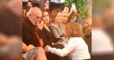 Sevda Ələkbərzadə xalq artistinin qarşısında diz çöküb mahnı oxudu - 