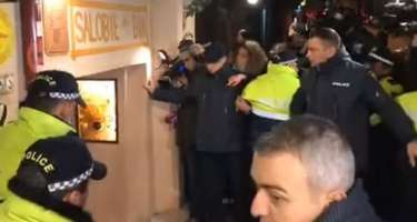 Nümayişçilər Gürcüstan рrezidentini restoranların birində mühasirədə saxladılar - 