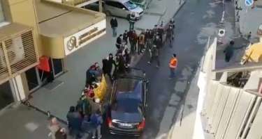 Müdir avtomobili etiraz edən işçilərin üstünə sürdü - 