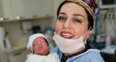 Elzanın yeni nəvəsi ilə fotosu