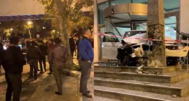 Bakıda BMW yüksək sürətlə qəzaya düşüb məşhur otelə çırpıldı - 