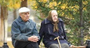 Azərbaycan qadınları kişilərdən 