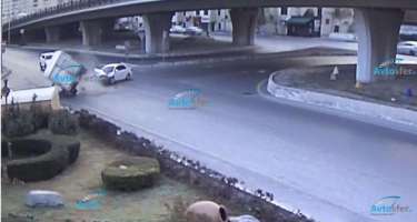 Bakıda ağır qəza: KİA yük maşınını aşırdı - 