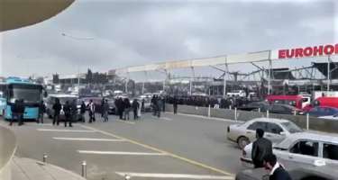 “Eurohome”da malları yanan sahibkarlar yolu kəsib maşınlara hücum çəkdilər - 