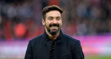 Tanınmış futbolçu karyerasını başa vurub