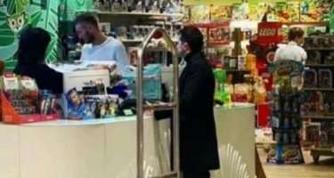 Zelenski Bakıda uşaqlarına oyuncaq aldı - 